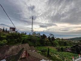 utsikten över byn i höglandet med frisk luft och lätt molnigt väder foto