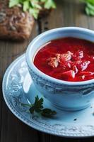 traditionell rysk rödbetasoppa med persilja