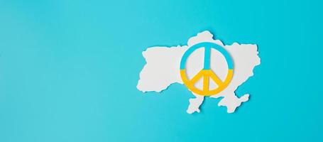stöd för Ukraina i kriget med Ryssland, symbol för fred med Ukrainas flagga. be, inget krig, stoppa kriget, stå med Ukraina och kärnvapennedrustning foto