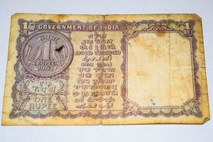 sällsynt gammal indisk en rupier sedel på vit bakgrund, Indiens regering en rupier gammal sedel indisk valuta, gammal indisk sedel på bordet foto