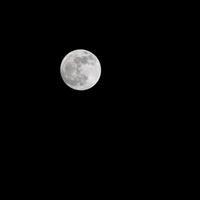 fullmåne på den mörka himlen under natten, fantastisk supermåne på himlen foto