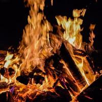 eldslågor på svart bakgrund, flammande eld flamma textur bakgrund, vackert, elden brinner, eldslågor med ved och kogödsel foto