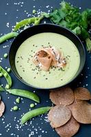 hälsosam grön soppa med skinka och ärtor