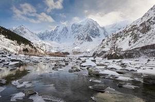 vackert vinterlandskap, Altai bergen Ryssland.