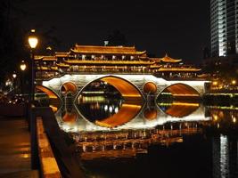 anshun bridge på natten i Chengdu foto