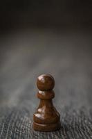 svart bonde, schackstycke på ett träbord foto