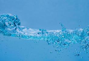 vatten och luftbubblor över vit bakgrund med utrymme för text foto