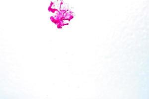 färg bläck droppe i vatten. abstrakt bakgrund foto