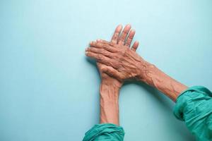 ovanifrån av händerna på en äldre person foto