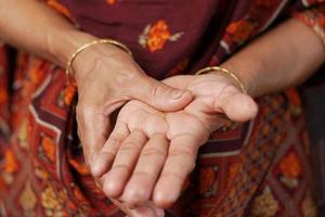 äldre kvinnor lider smärta i handen närbild foto