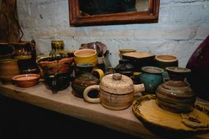 handgjord keramisk servis, samling av färgglad keramik i lera. foto
