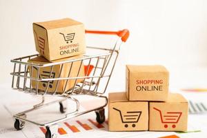 online shopping, kundvagnslåda på affärsdiagram, importexport, finanshandel. foto