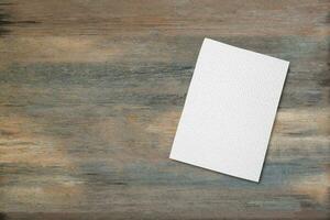 tom vit anteckningsbok pad på trä skrivbord bakgrund med kopia utrymme. uppifrån och ner foto