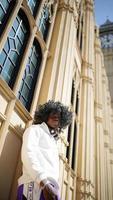 porträtt av ung afrikansk amerikansk hipster man poserar utomhus. foto