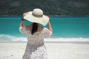 kvinna på stranden i thailand foto