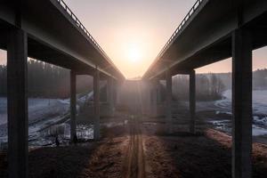 motorvägsbron i vårsoluppgången foto