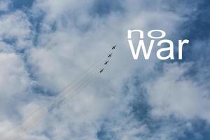 inget krig fyra stridsflygplan flyger brant upp med blått foto