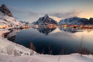 utsiktspunkt över bergskedjan med fiskeby på vintern vid soluppgångsmorgonen foto