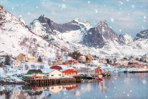 färgglad skandinavisk by på kusten i snöande dag foto