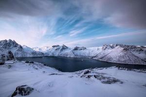 snöig bergskedja med hav i polcirkeln vid segla berget foto