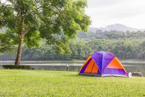 kupoltält camping i skogen foto