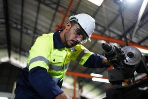 professionella män ingenjör arbetare färdigheter kvalitet, underhåll, utbildning industri fabriksarbetare, lager verkstad för fabriksoperatörer, maskinteknik team produktion. foto