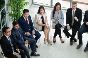 grupp av affärsmän som samarbetar på kontoret eller multietniska affärsmän i möte. foto