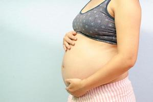 närbild av gravid kvinna foto