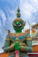 jättar framför kyrkan vid templet wat arun. wat arun är bland de mest kända av thailands landmärken. wat arun är ett buddhistiskt tempel i bangkok yai-distriktet i bangkok, thailand. foto