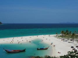 turister på stranden på koh lipe foto