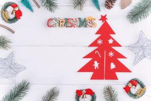 jul koncept sammansättning dekorationsobjekt, gran gren krans och prydnad isolerad på vitt träbord, ovanifrån, platt låg, layout upp. foto