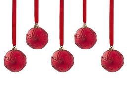 tre jul röda bollar hängande på band isolerade på vitt foto