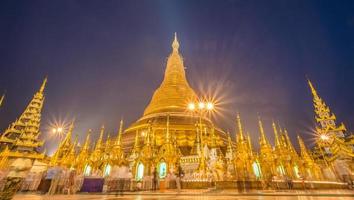 shwedagon-pagoden under reparation på natten i yangon township i myanmar. denna pagod är den viktigaste platsen i myanmars land. foto