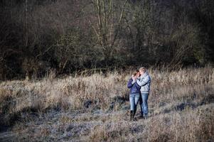 utomhus mode porträtt av ungt sensuellt par i kall vinter wather. kärlek och kyss foto