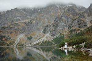 älskande par på bakgrund av havsöga sjön i Polen foto