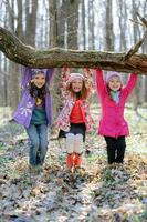små flickor i skogen foto