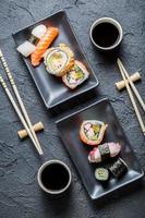 sushi för två serveras på svart sten foto