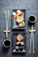 sushi för två serveras på svart sten foto