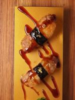 foie gras nigiri, japansk sushimatstil foto