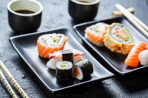sushi serverad med sojasås för två foto