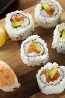 hälsosam japansk lax maki sushi foto
