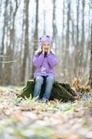 liten flicka i skogen foto