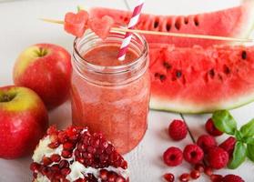 färsk organisk röd smoothie med äpple, vattenmelon, granatäpple, foto