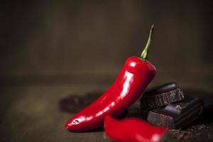 rik mörk choklad & kryddig röd chili foto