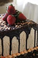 choklad ganache tårta med jordgubbar foto