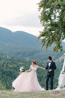 bröllopsfotografering i Karpaterna. bröllopsceremoni i skogen foto
