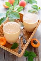 två glas aprikos smoothie foto