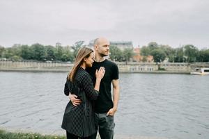 porträtt av ett lyckligt romantiskt par med kaffe som går utomhus i den gamla europeiska staden foto