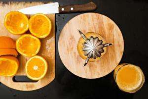 pressad apelsinjuice från glaset