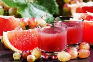 färsk juice av röda druvor och grapefrukt